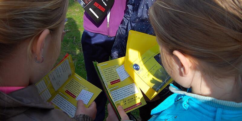 Kinderen moeten een codebericht ontcijferen tijdens een kinderfeestje