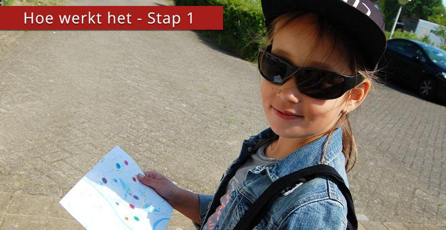 Jongen 9 jaar tijdens zijn kinderfeestje met een plattegrond voor de speurtocht