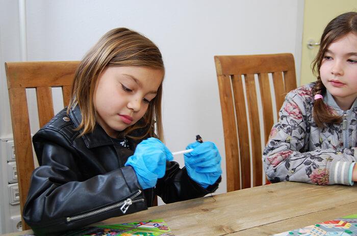 Een jongen en een meisje van 7 en 8 jaar is bezig met het onderzoeken van bewijs