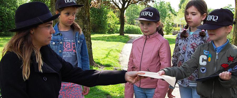 Kinderen houden een verdachte persoon in de gaten tijdens het feestje