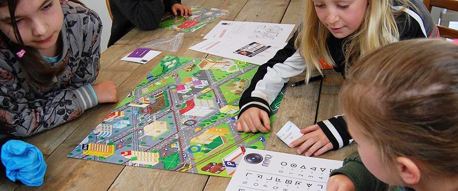 Twee meisjes onderzoeken bewijsmateriaal tijdens een detectivefeestje