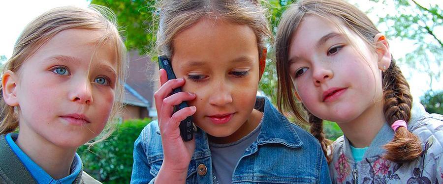 Een geheim agent wacht op een bankje tot de kinderen een codebericht afleveren